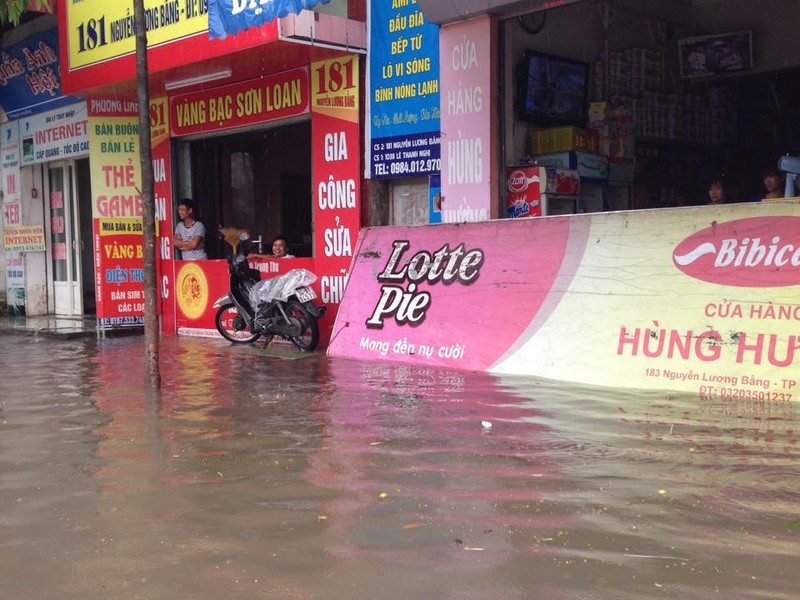 Canh o to boi trong nuoc lu o Hai Phong, Hai Duong-Hinh-13