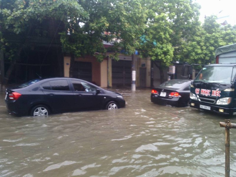 Canh o to boi trong nuoc lu o Hai Phong, Hai Duong-Hinh-3