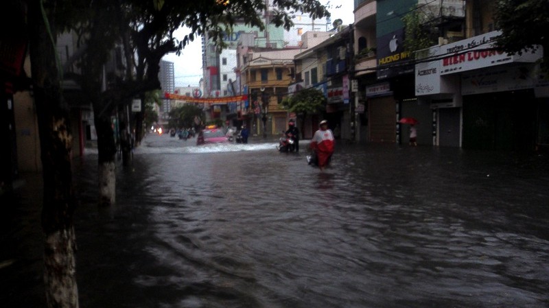 Duong Hai Phong bien thanh song sau con mua lon-Hinh-8