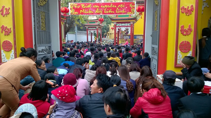 Hang nghin nguoi “cuong tin” lai den Phu Mau The giai han