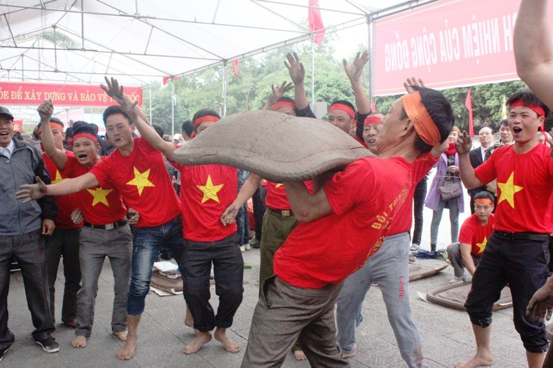 Phao no tung troi giua le hoi Con Son, dan phan khich-Hinh-4