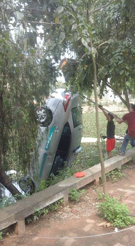 Taxi lao xuong ho nuoc tai Lang Son, 4 nguoi tu vong