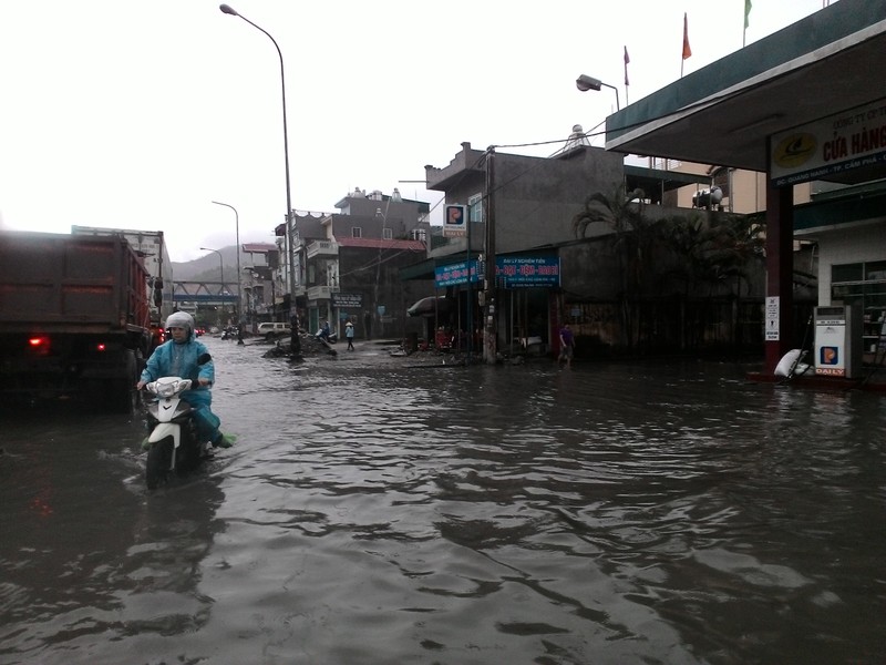 Mua lon dau ha, nhieu tuyen duong TP Cam Pha chim trong bien nuoc-Hinh-5