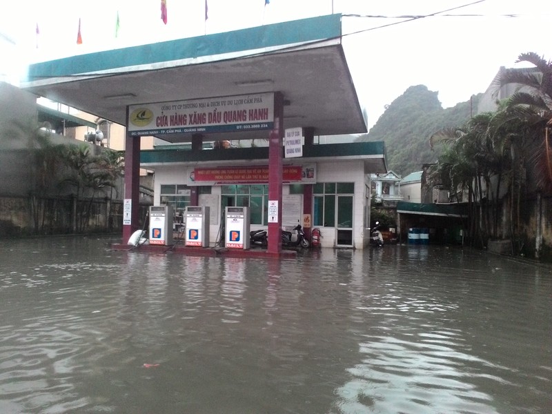 Mua lon dau ha, nhieu tuyen duong TP Cam Pha chim trong bien nuoc