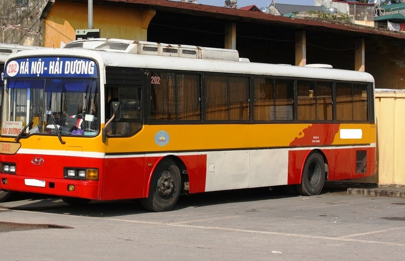 Nghi van thieu nu di xe bus bi 