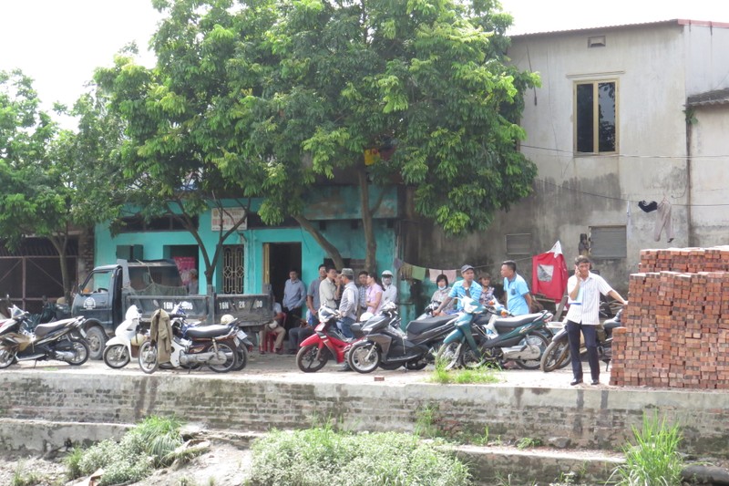 Hai Phong Thi the thieu nu noi tren vuc cong thoat nuoc