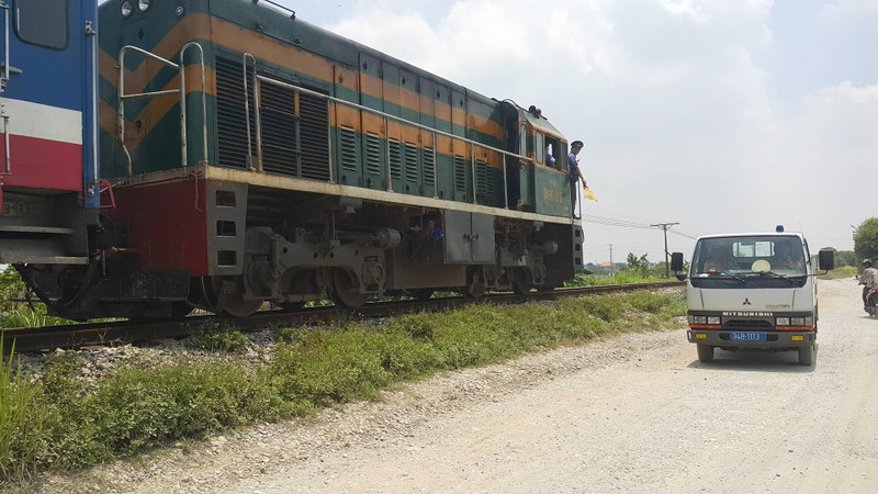 Huc bay xe tai, tau hoa hong nang, hang tram khach ket cung-Hinh-3