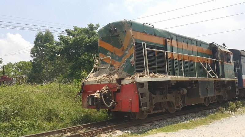 Huc bay xe tai, tau hoa hong nang, hang tram khach ket cung-Hinh-4