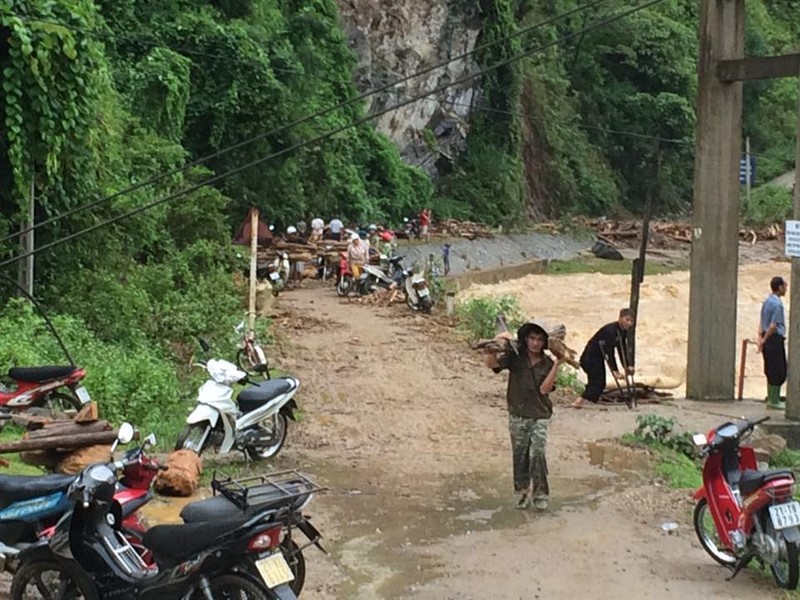 Hang tram nha dan o Yen Bai sup do, sat lo dat lon-Hinh-3