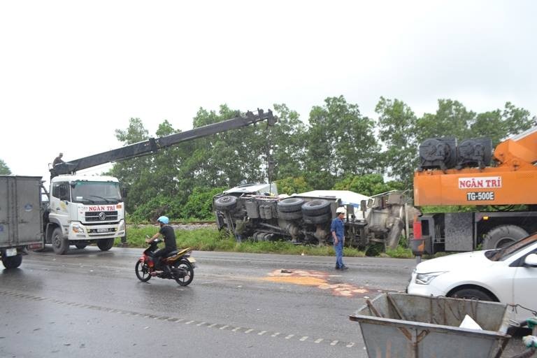 Xuong taxi di ve sinh, bi xe bien xanh tong tu vong