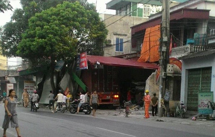 Hai Duong: Kinh hoang xe container mat lai, tong xuyen 4 nha dan-Hinh-2