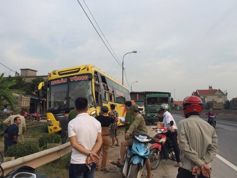 Quang Ninh: Xe khach giuong nam hu hong sau va cham xe tai-Hinh-6