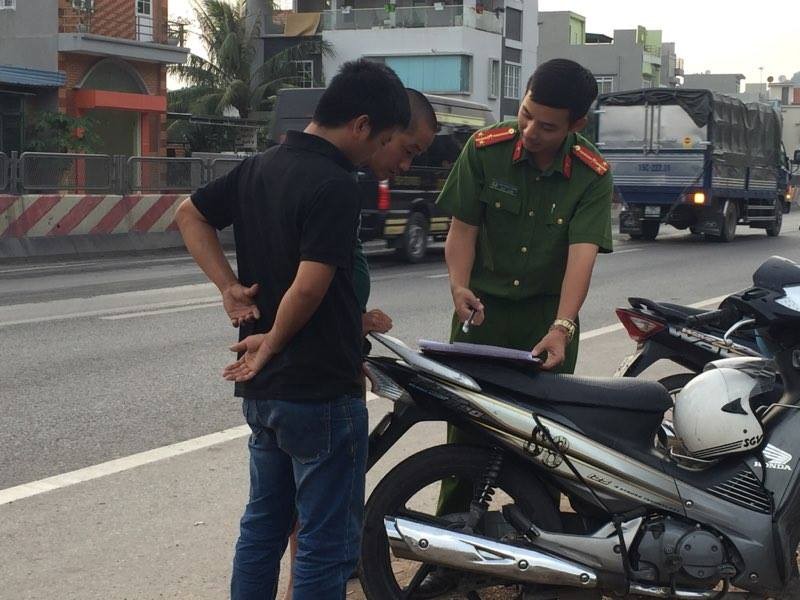 Quang Ninh: Xe khach giuong nam hu hong sau va cham xe tai-Hinh-8