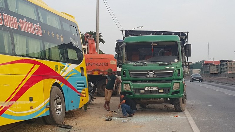 Quang Ninh: Xe khach giuong nam hu hong sau va cham xe tai