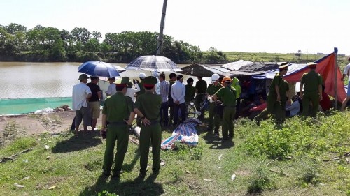 Chau be mat tich o Bac Ninh do tu vong duoi muong nuoc