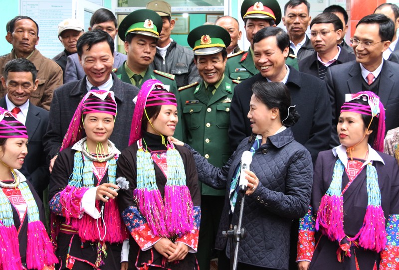 Hinh anh dep cac chinh khach tang qua Tet cho nguoi dan-Hinh-4