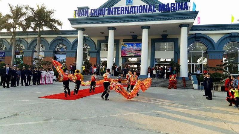 Hang van du khach chen chan den cac di tich, danh thang Quang Ninh-Hinh-2