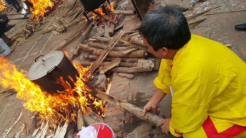 Anh: Dam chim trong khong khi soi dong hoi thi banh chung, banh giay-Hinh-9