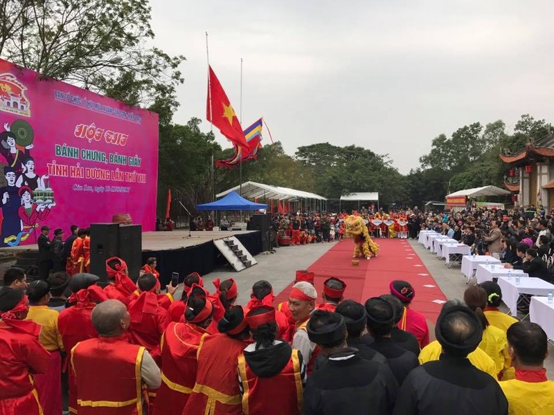 Anh: Dam chim trong khong khi soi dong hoi thi banh chung, banh giay