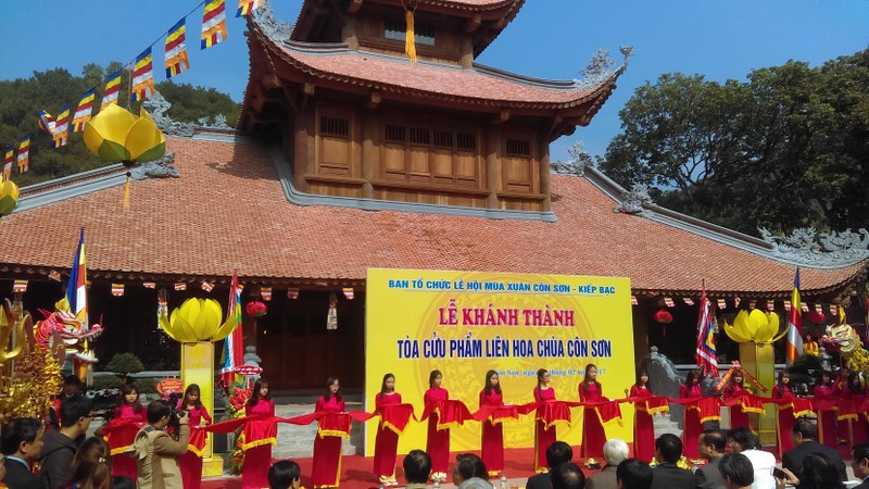 Hang nghin nguoi tung bung tray Hoi xuan Con Son - Kiep Bac-Hinh-12