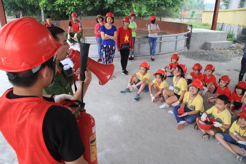 Chum anh dep: Linh cuu hoa &quot;nhi” du day, phun nuoc cuu hoa