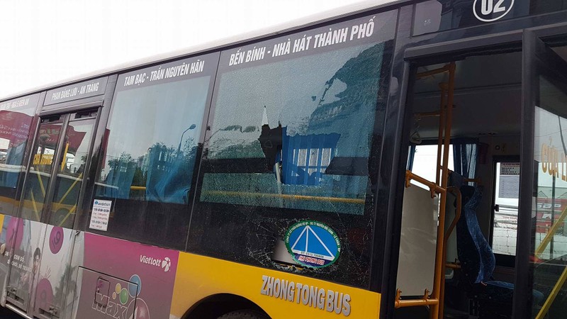 Hai Phong: Duong bui… nem vo kinh xe bus khien hanh khach hoang loan-Hinh-2