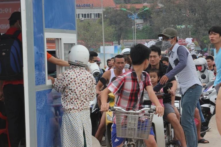 Choang ngop bai bien phu kin nguoi ngay nghi le 30/4-Hinh-9