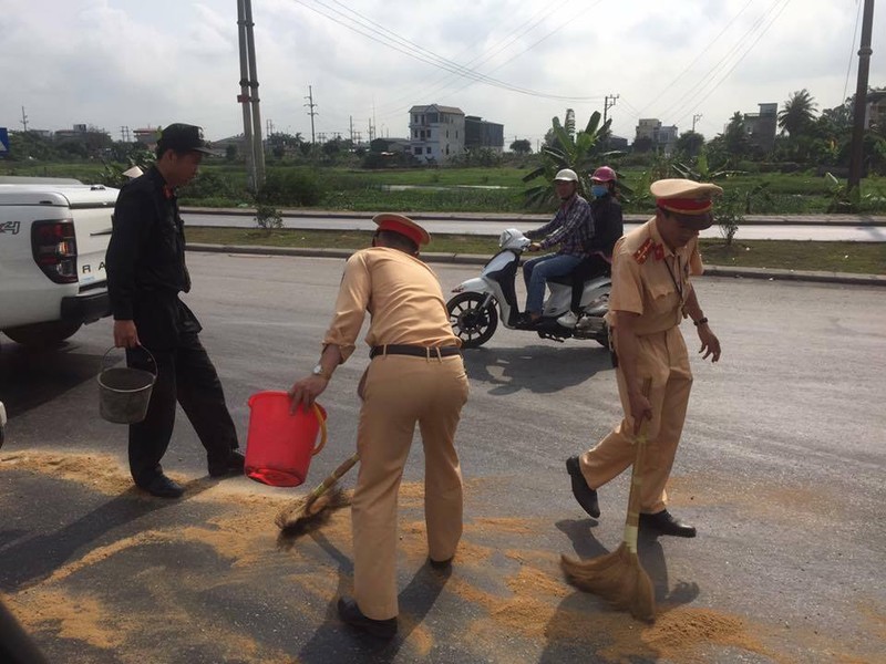 Quang Ninh: CSGT “doi nang” lap vet dau, tranh nhieu phuong tien truot nga-Hinh-2