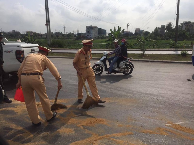 Quang Ninh: CSGT “doi nang” lap vet dau, tranh nhieu phuong tien truot nga