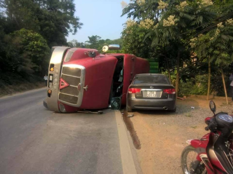 Ha Giang: Container bong dung lat de len 2 o to