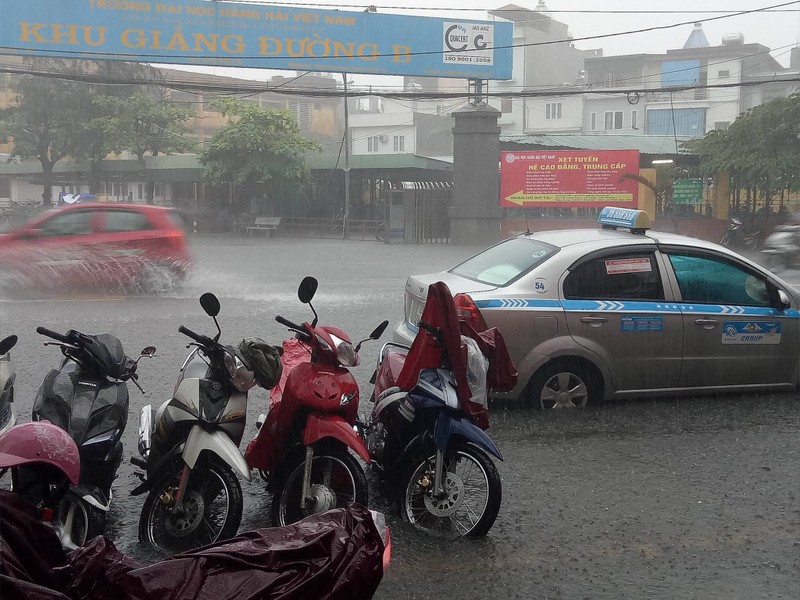 Anh: Hai Phong chim trong nuoc, troi toi sam vi mua lon-Hinh-4