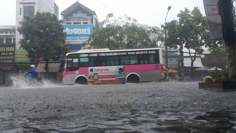 Anh: Hai Phong chim trong nuoc, troi toi sam vi mua lon-Hinh-6