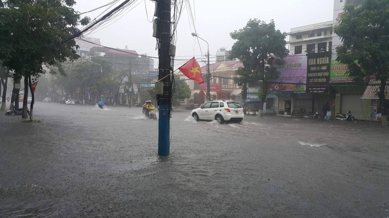 Anh: Hai Phong chim trong nuoc, troi toi sam vi mua lon