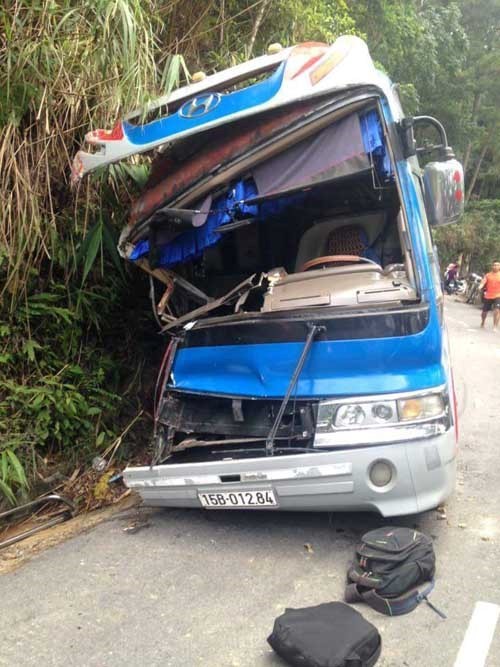 Xe cho hoc sinh lao vao vach nui o Tam Dao: Nha truong noi gi?