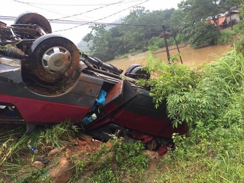 Ha Giang: Xe khach lat ngua, nhieu nguoi bi thuong-Hinh-2