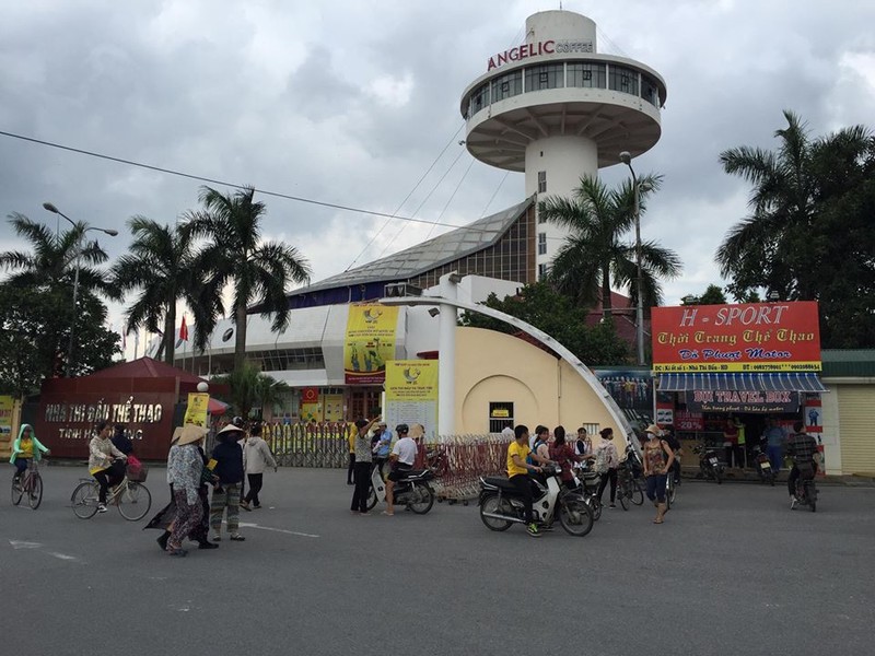 "Phe ve" het gia, nguoi ham mo bong chuyen choang vang