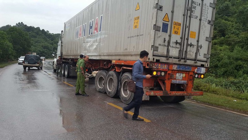 Quang Ninh: Container dam xe khach, hang chuc nguoi so mat via-Hinh-5