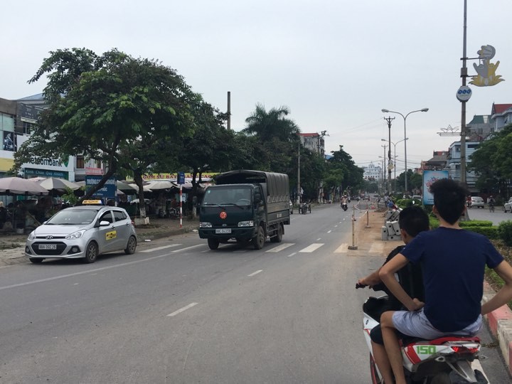 Vinh Yen: Bong nhien con duong dep bi va nhu &quot;tam ao chi Dau&quot;-Hinh-2