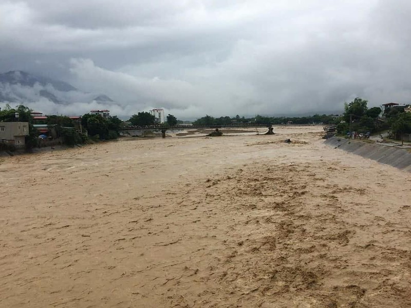 98 nguoi thuong vong, gan 18.000 nha ngap sap do mua lu