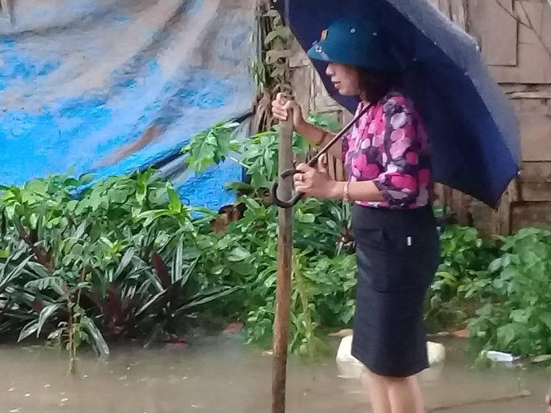 Thanh Hoa: Lo nguyen nhan Bi thu kiem Chu tich phuong dung tren be chong lu