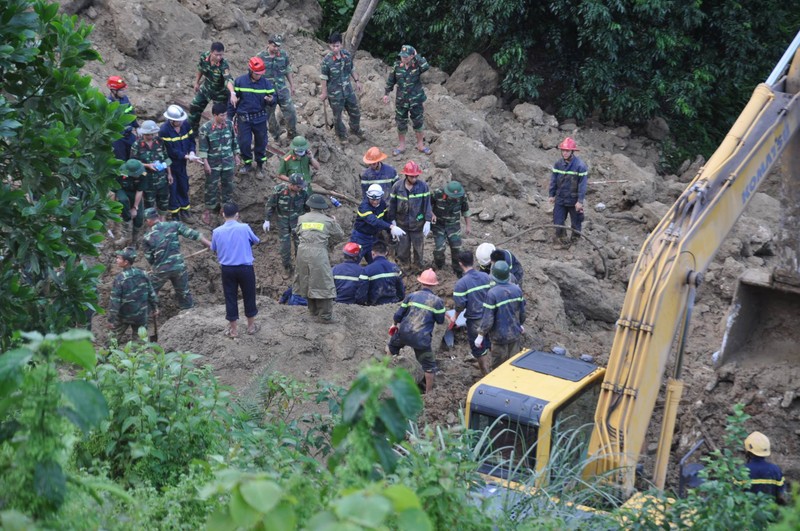 Tang thuong tai vu sat lo nui tai Hoa Binh: Nguoi chet khong co cho lam dam tang-Hinh-3