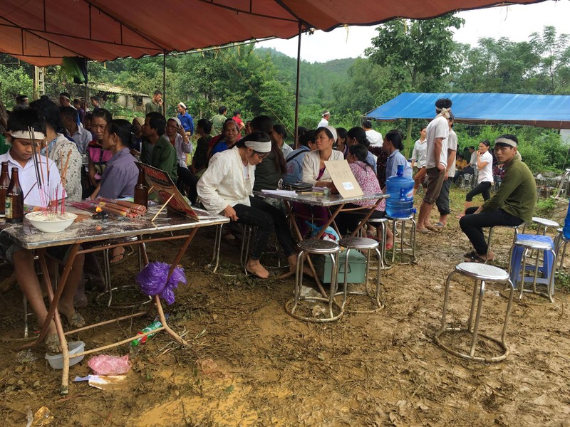 Tang thuong tai vu sat lo nui tai Hoa Binh: Nguoi chet khong co cho lam dam tang-Hinh-5