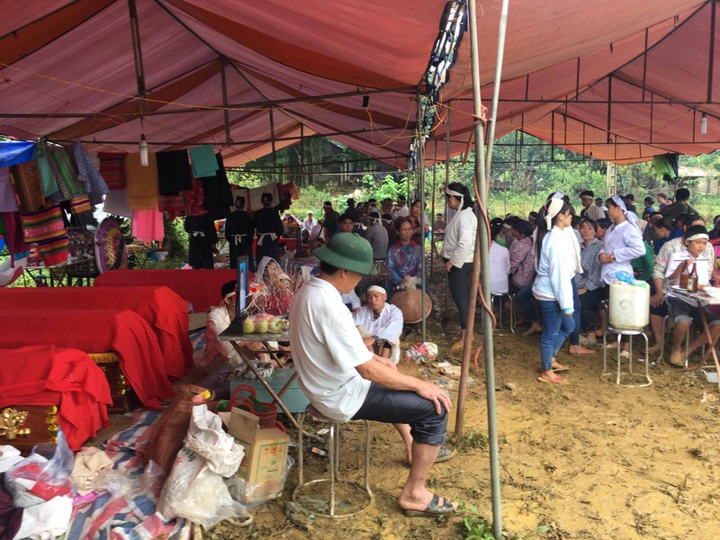 Tang thuong tai vu sat lo nui tai Hoa Binh: Nguoi chet khong co cho lam dam tang-Hinh-6