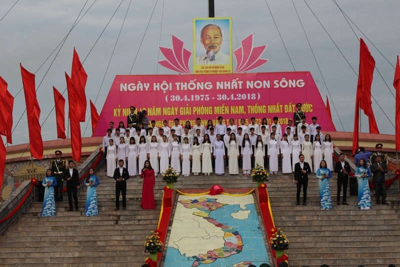Xuc dong hinh anh ben bo Hien Luong trong Le hoi Thong nhat non song-Hinh-2