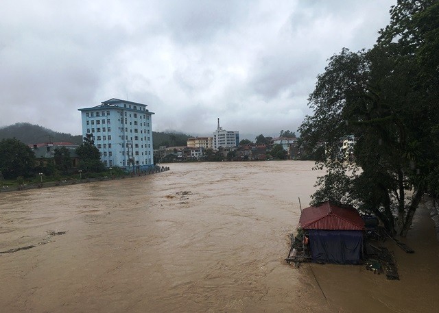 Thiet hai lon, mua lon tiep tuc xoi xa Tay Bac, chu dong ung pho