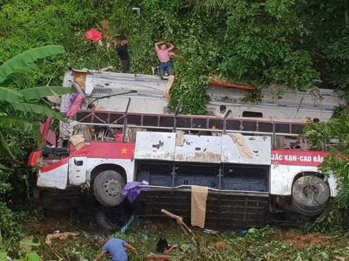 Xe khach lao xuong vuc o Cao Bang: Pho Thu tuong yeu cau khan truong dieu tra