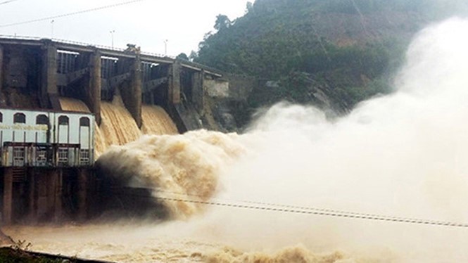 Thuy dien Son La, Hoa Binh tiep tuc nhan lenh xa lu