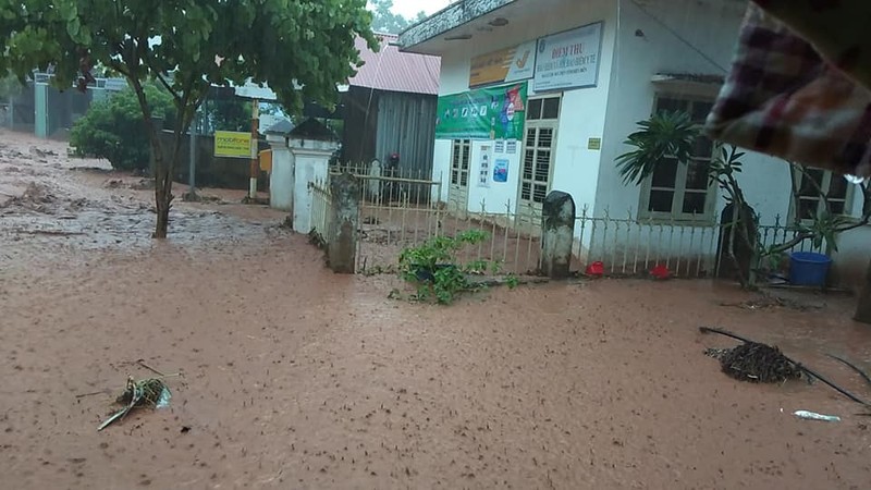 Mua lu o Dien Bien: Quoc lo bi chia cat, so tan hang tram nguoi dan-Hinh-2