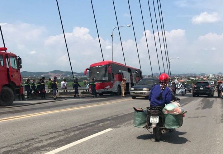 Hai Phong: Xe khach boc chay du doi khi dang luu thong, tai xe thoat chet-Hinh-2