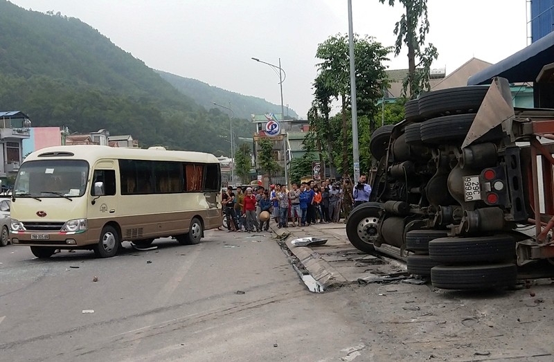 ​ Container mat phanh lat ngua, hai nguoi thuong vong